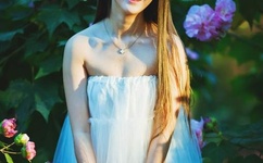 丞相坐着龙椅皇上在一旁站着